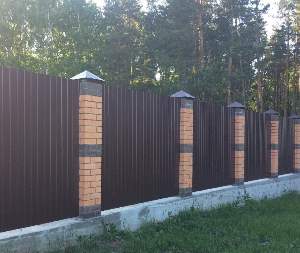 Заборы на ленточном фундаменте в Сочи